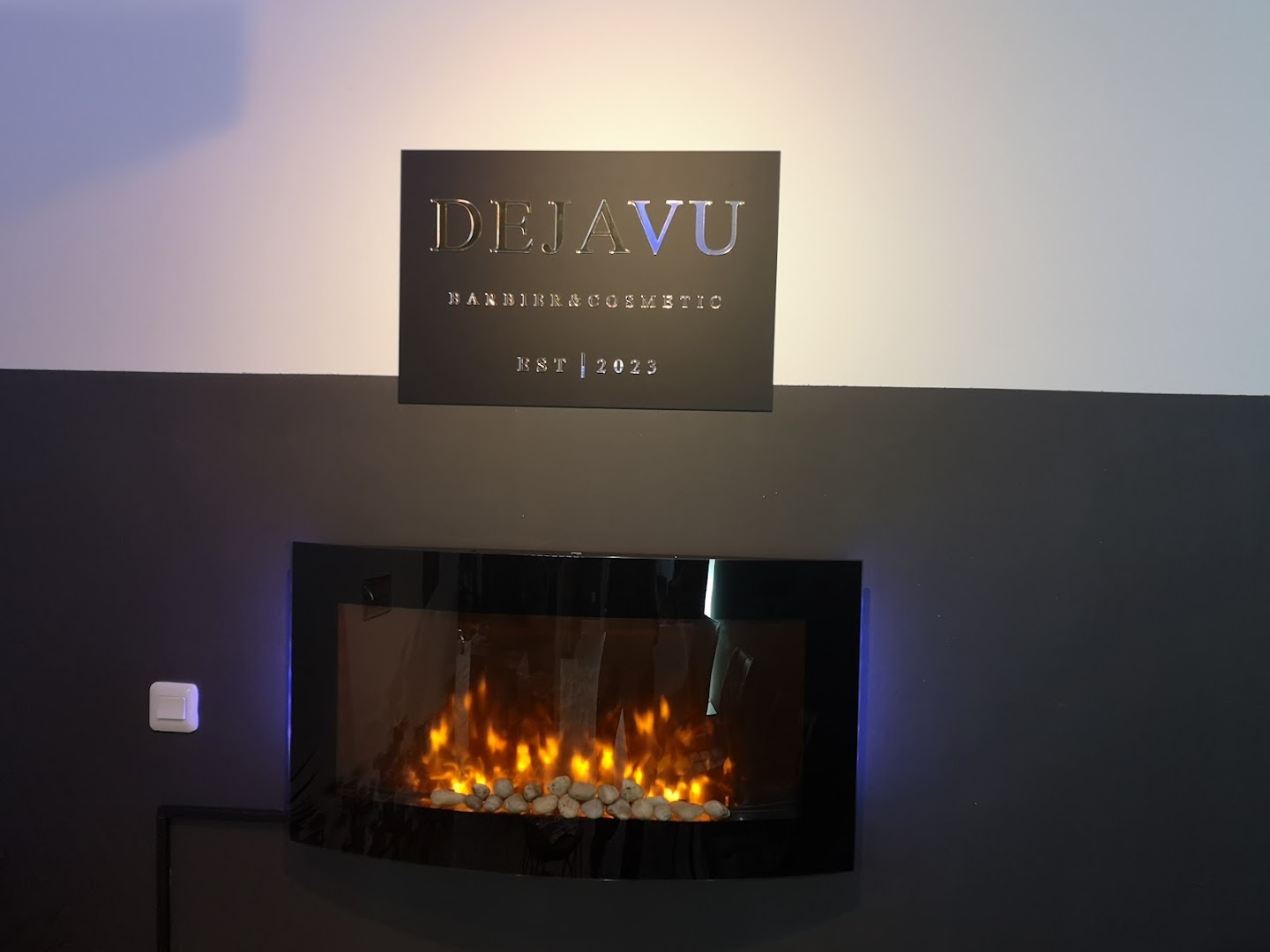 Das Dejavu-Schild über dem Kamin